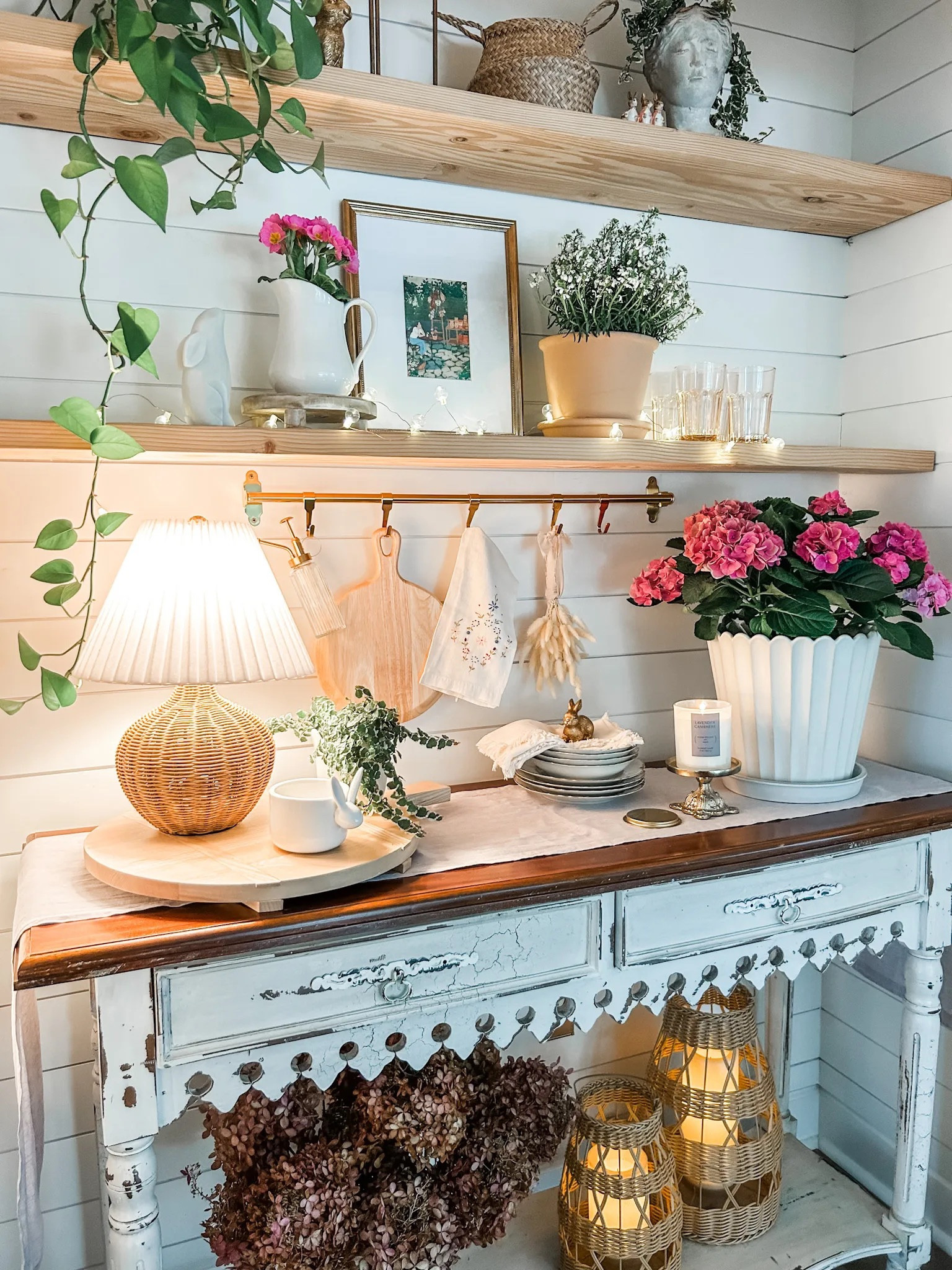 Spring decor in the kitchen 

Kitchen decor
Scallop fluted planter
White ceramic fluted planted 
Scallop planter
Stoneware planter pot
Wicker table lamp
Pleated lamp shade
Oversized paddle board 
Gold gallery frame
Picture frame 
Indoor outdoor wicker lantern
Outdoor lantern
Lavender Candle
Wall hook
Wall organizer with hooks
Spring decor

#LTKhome #LTKxTarget #LTKstyletip