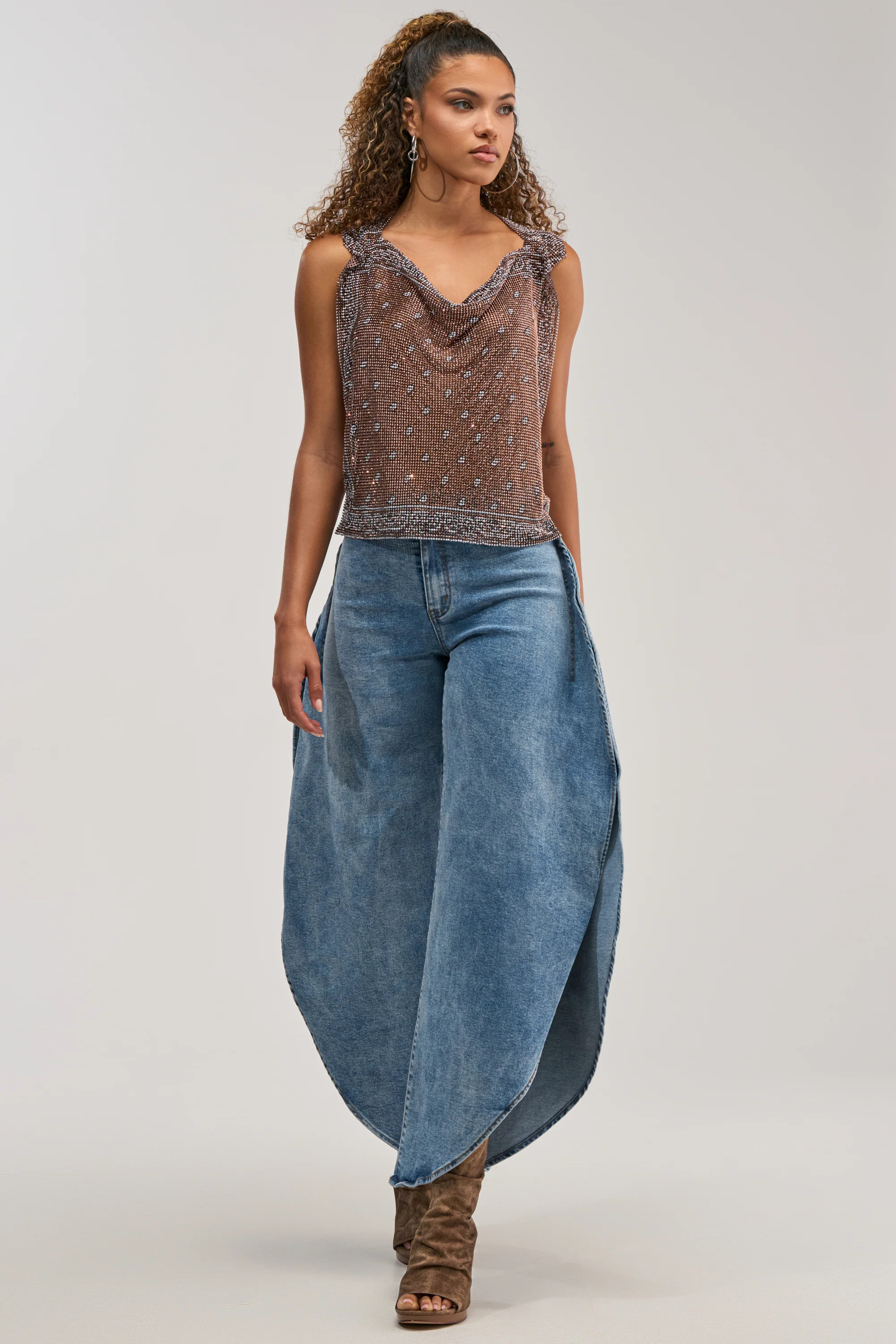 FEEL THE AIR RELAXED DENIM WITH SIDE OPENING | AKIRA
