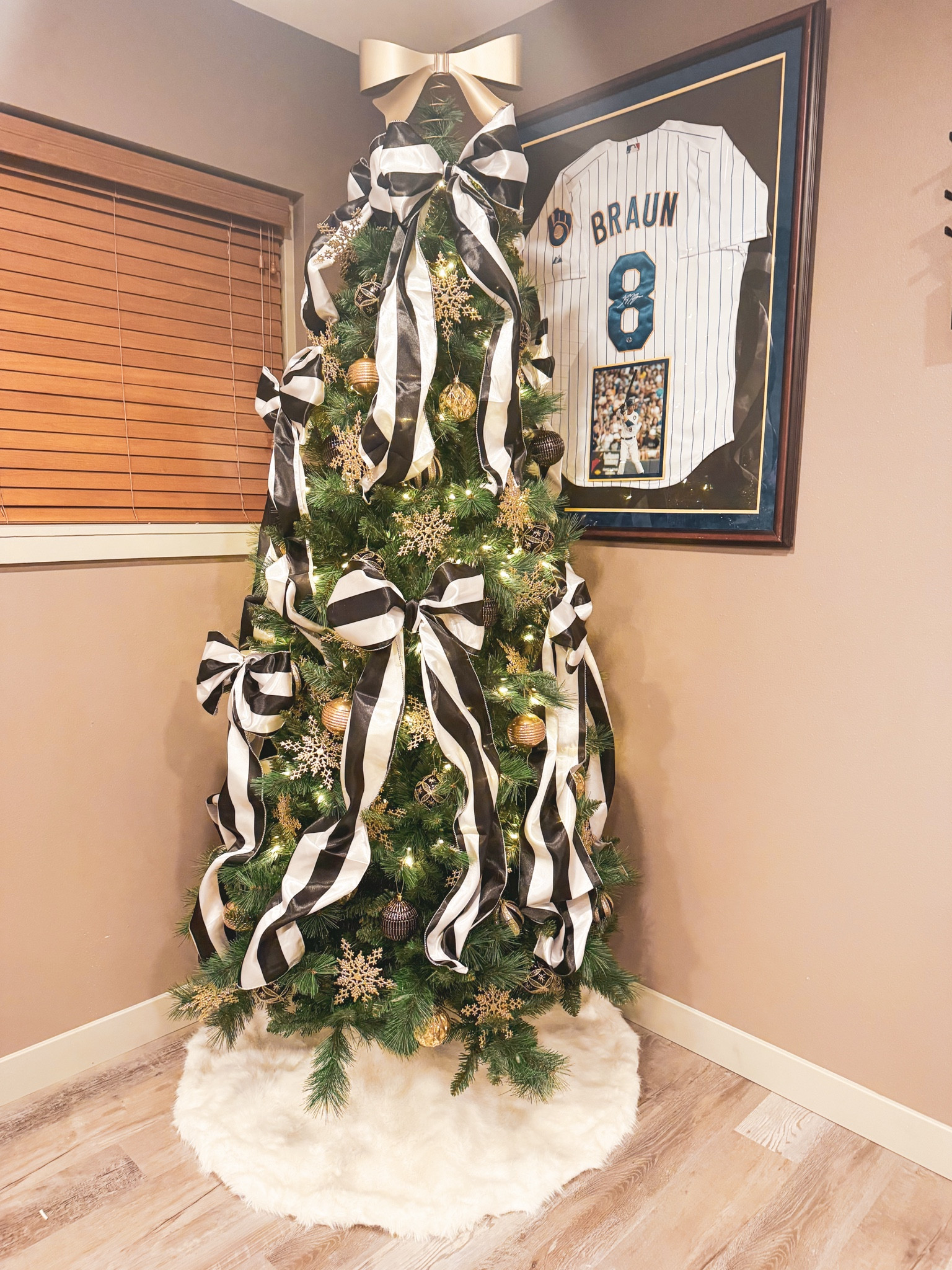 I saw this Christmas tree idea on Pinterest and searched everywhere for ribbon wide enough to create the jumbo bows with no luck! Finally I came across the these black and white striped chair sashes that were actually affordable and worked perfectly! I’m in love. 😍 