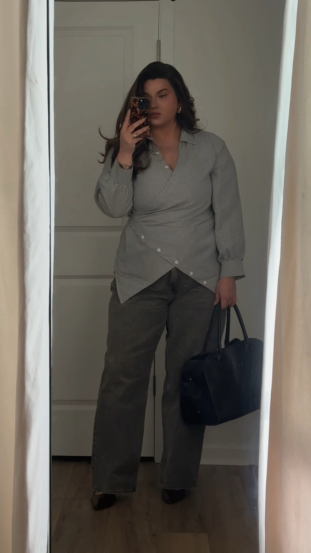 A quick casual work outfit featuring an asymmetrical button up.

Top: XL
Jeans: 33R (I’m 5’6” for reference)


Work outfit, business casual outfit, jeans, Abercrombie, sale, denim, button up, office outfit 
 

#LTKWorkwear #LTKMidsize #LTKSaleAlert