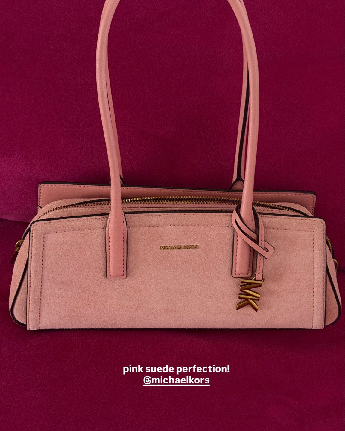 wearing @michaelkors Laila Small Suede Shoulder Bag in Primrose 🩷 a sleek east-west silhouette! absolutely love the pop of color it adds to any outfit!

#mkpartner #michaelkors