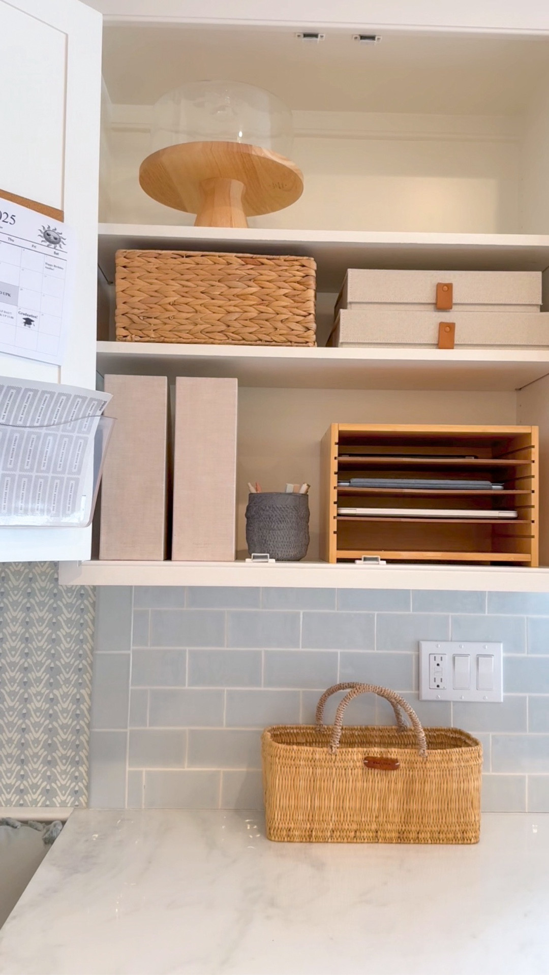 One simple rule that keeps paper and mail from taking over your kitchen:👉 it needs a landing spot.
Here’s how to keep it tidy:
•Open mail and sort papers as they come in
•Toss the junk right away
•Handle what you can in the moment - and save the rest for one set time during the week. 
These small systems keep your space feeling calm and your counters clear✨