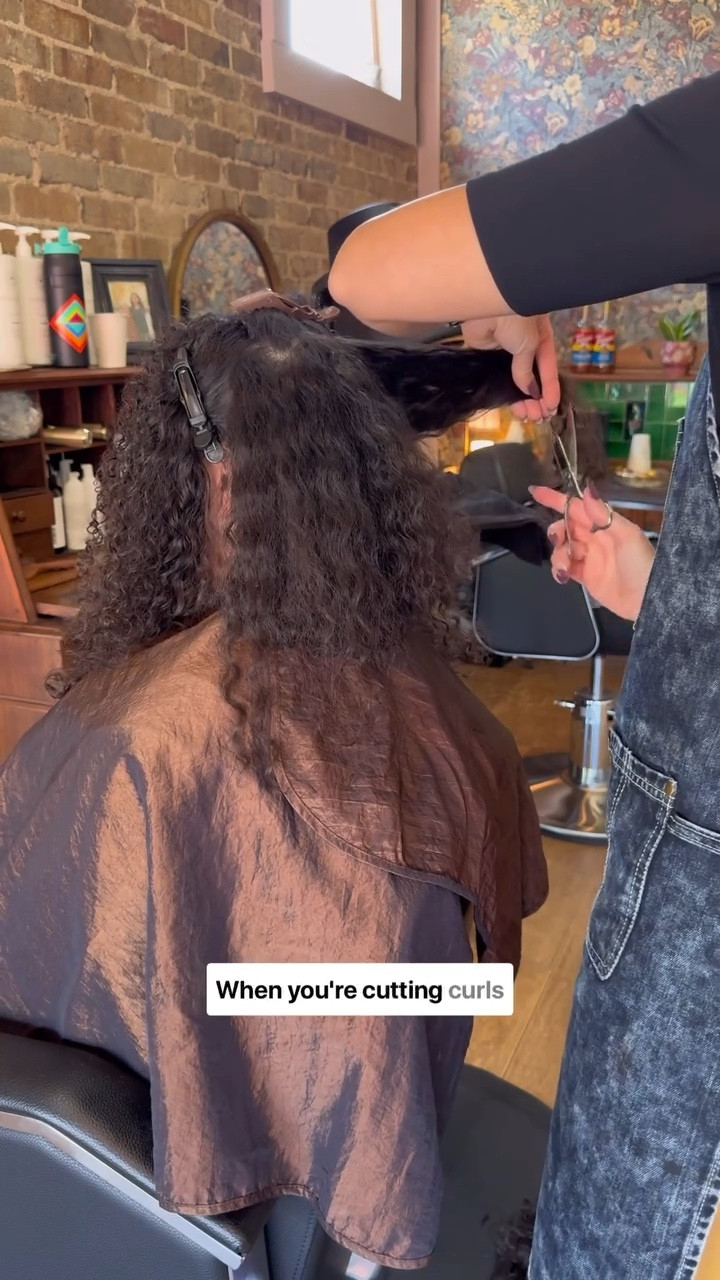 Cutting curly hair is not for the faint of heart, but it is so crazy rewarding. Here are some of my favorite tips as a curly hair stylist ➰

✅ Cut them dry
✅ leave it longer than you think
✅ SMALL sections
✅ Practice, practice, practice

And above all, BE CONFIDENT!

Comment “STYLIST” to get a link to the Malibu C products I love most!
.
.
.
#tipsforcurlyhair
#stylingtricksforcurls
#curlspecialist
#naturalcurlyhair
#howtocutcurls