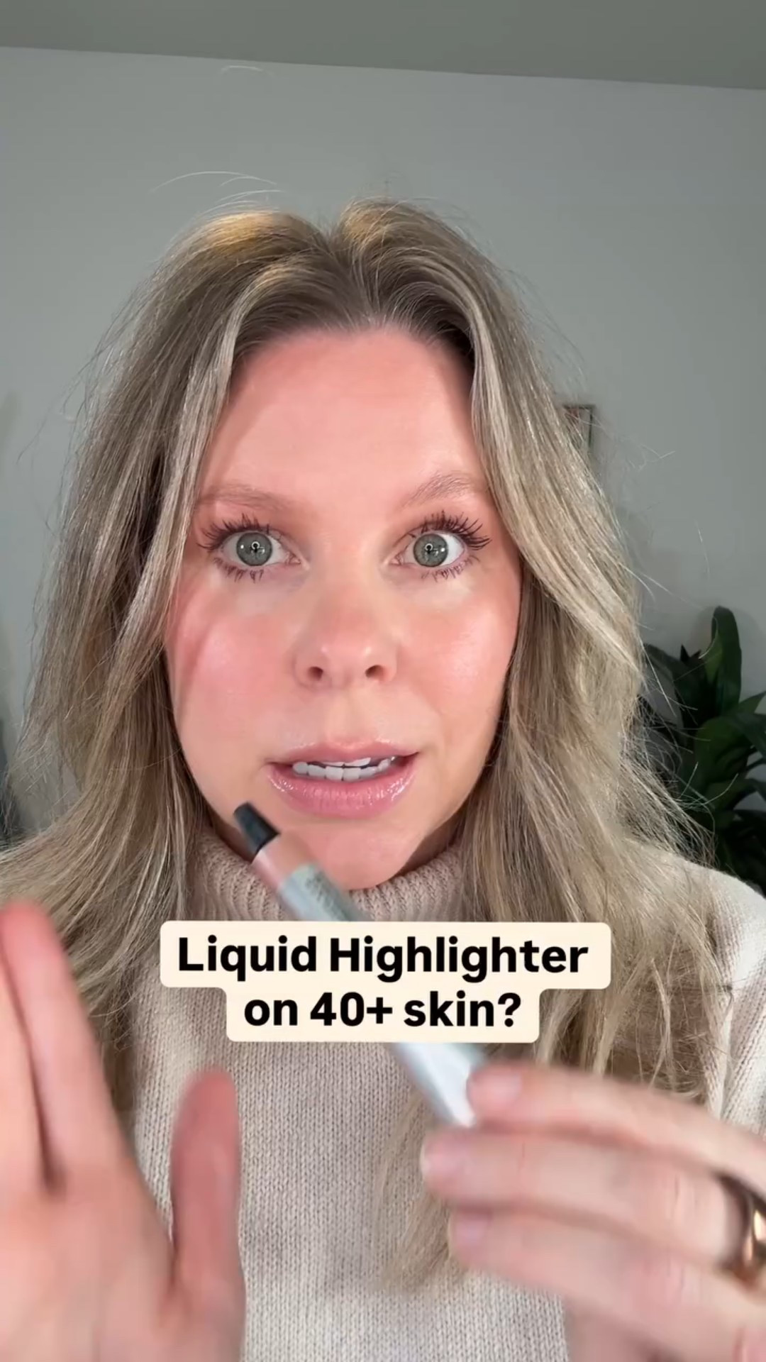 Liquid highlighters, yay or nay? Honestly, I'm loving liquid highlighters these days - they're a bit more forgiving and give a soft, subtle glow. No glitter or shimmer needed! Have you tried liquid highlighters? Let me know your faves! This one from @jonesroadbeauty is really nice . Happy to send it your way, just comment below! #makeupformatureskin #everydaymakeup