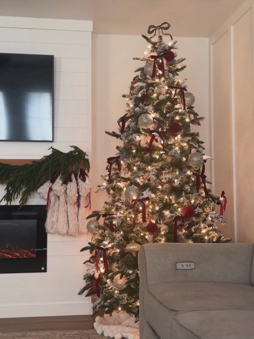 Christmas tree magic 

Flocked Christmas tree
Burgundy bow Christmas tree
Red bow Christmas tree 
Traditional Christmas decor

#LTKHome #LTKHoliday #LTKSeasonal