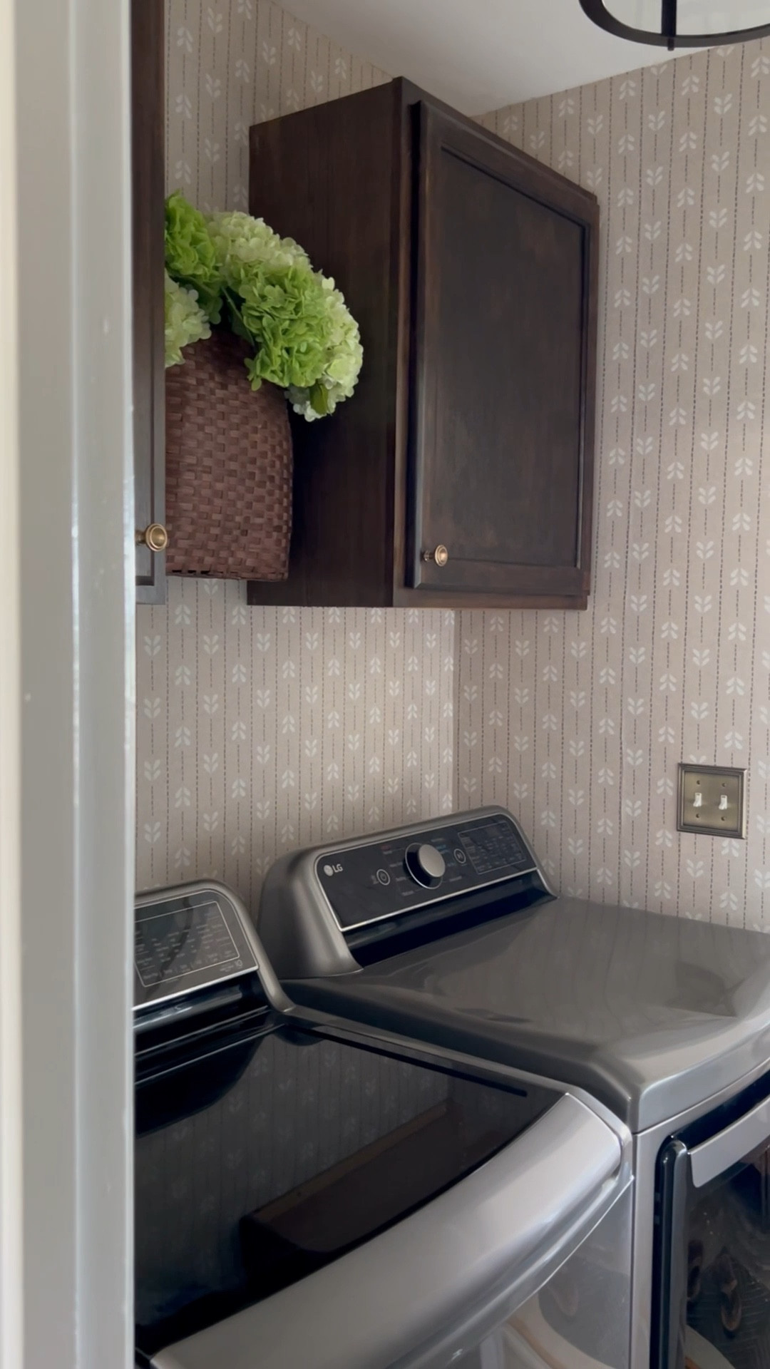 A much needed glow up 🤎



laundry room diy cozy cottage wallpaper wood tones faux flowers gold brass details

#LTKHome
