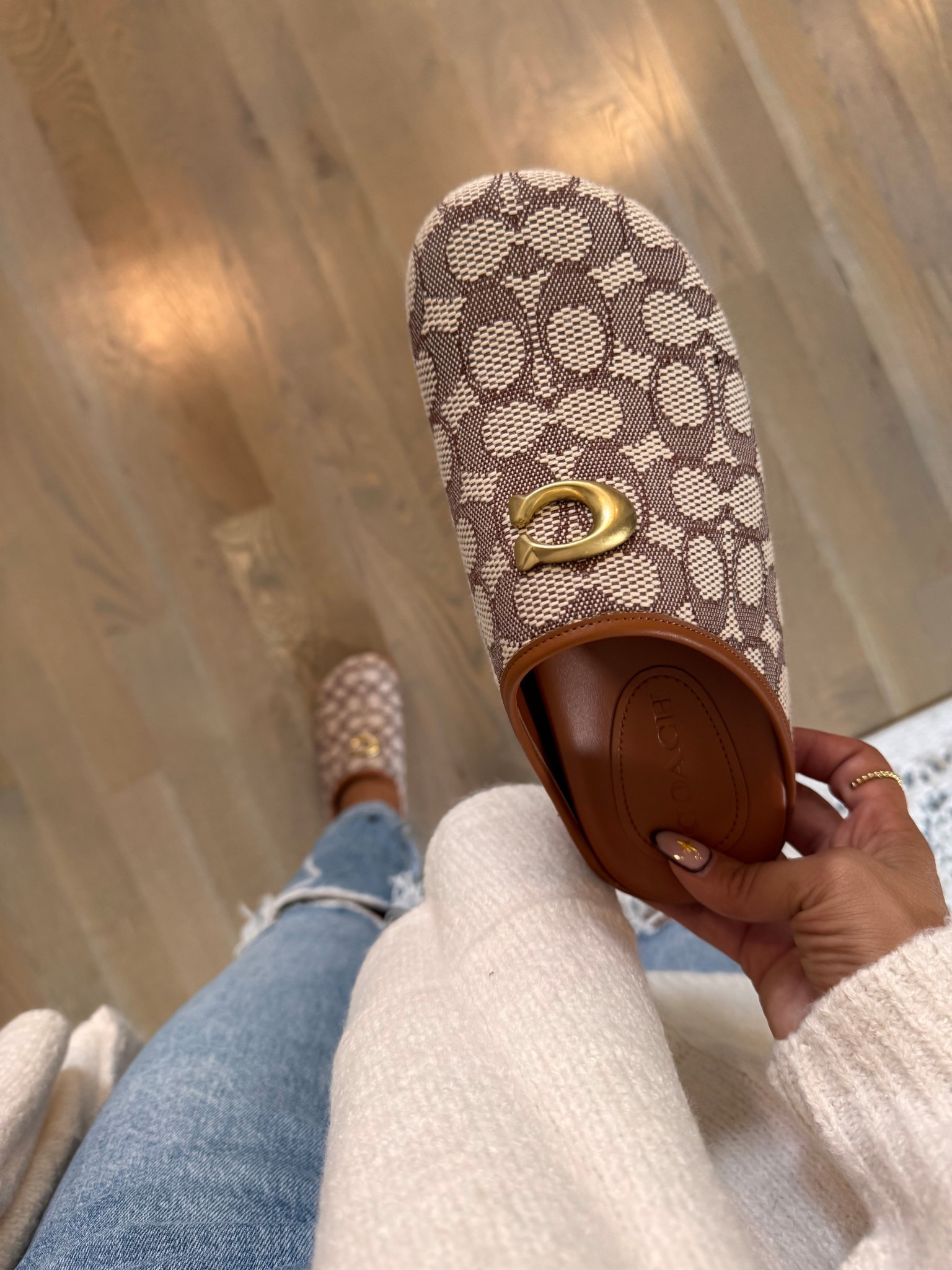 These @coach clogs are amazing! I can’t wait to style these with cozy sweaters this fall 

#fallshoes #coach #clogs #coachclogs 



#LTKStyleTip #LTKShoeCrush #LTKWorkwear