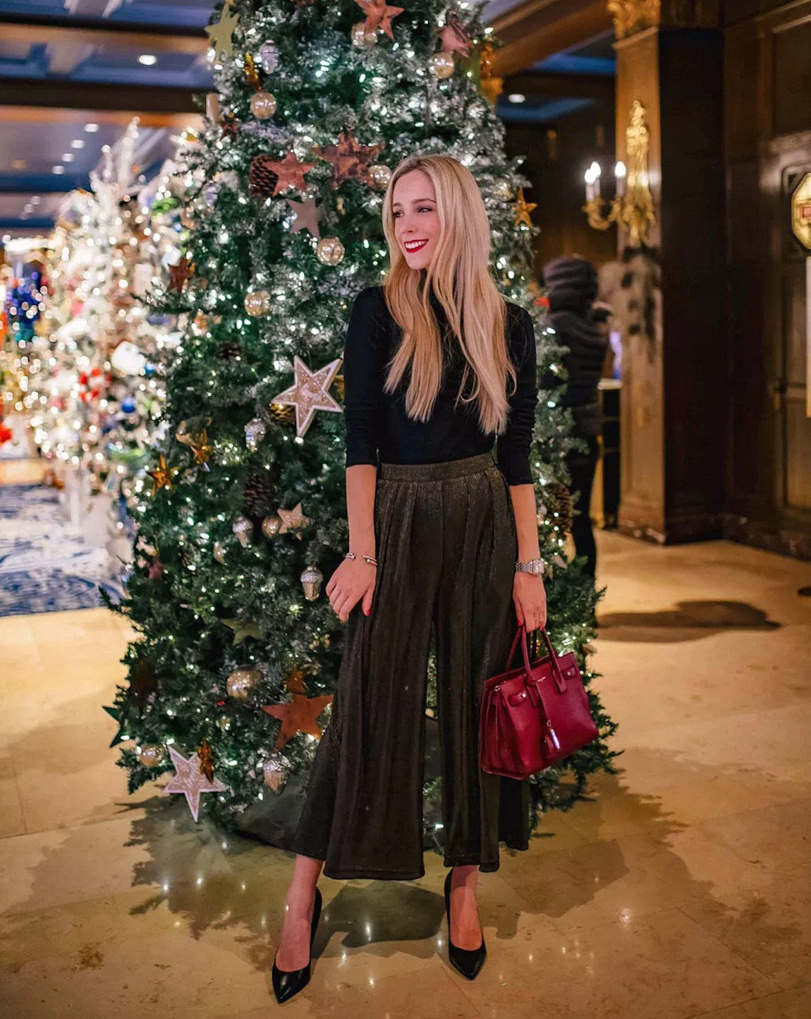 Holiday outfit inspo ✨

Holiday. Christmas. New Year’s Eve. Turtleneck. Gold pants. Wide leg pants. Black pumps. 



#LTKHoliday #LTKFindsUnder100