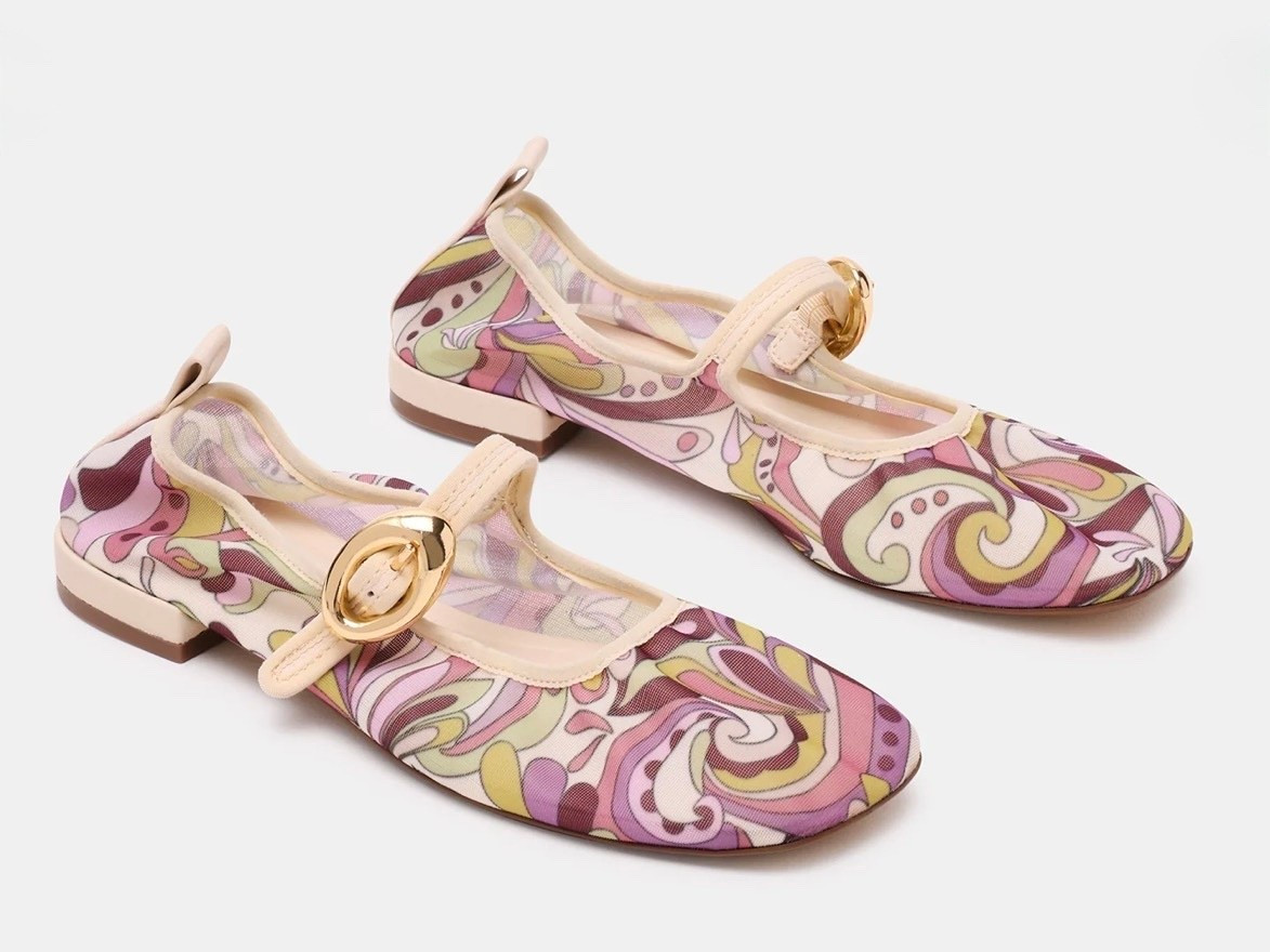 DAFFIA PURPLE MULTI

Timeless elegance meets everyday comfort with the DAFFIA PURPLE MULTI. This Mary Jane flat features a distinctive gold-detail buckle that adds a touch of sophistication

#LTKootd #LTKTravel #LTKWorkwear