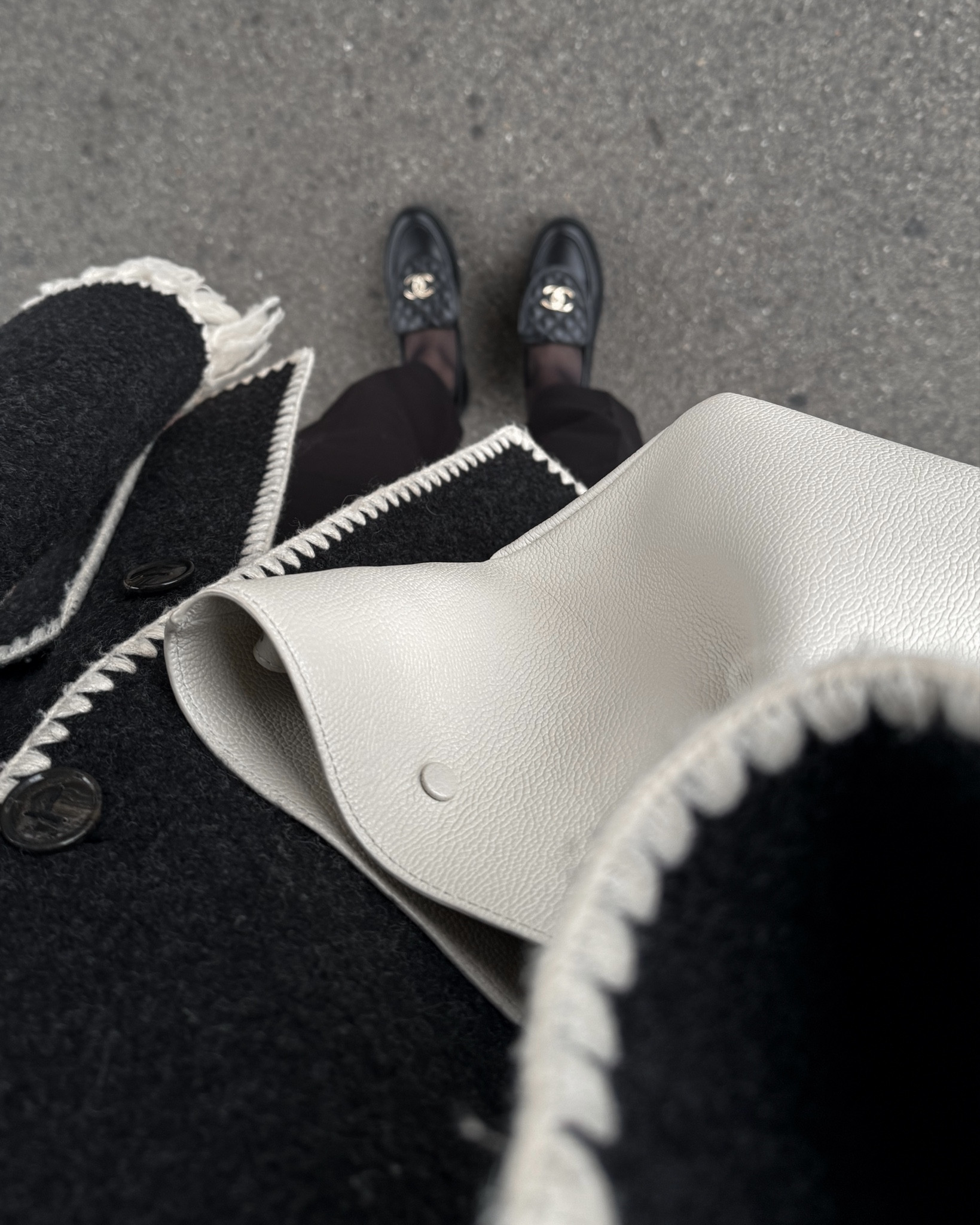 black & White styling inspiration 🐼

black loafers
scarf coat
mohair jumper
mom jeans

#falltowinter #closetessentials #whattowear #timelessfashion #effortlesschic

#LTKautumn #LTKworkwear #LTKeurope