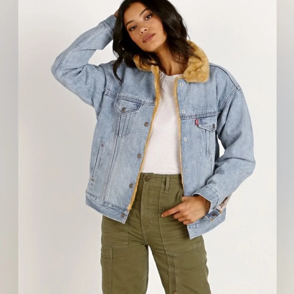 Levi's Light Blue Jean Jacket with Faux Fur Lining Size M | Poshmark