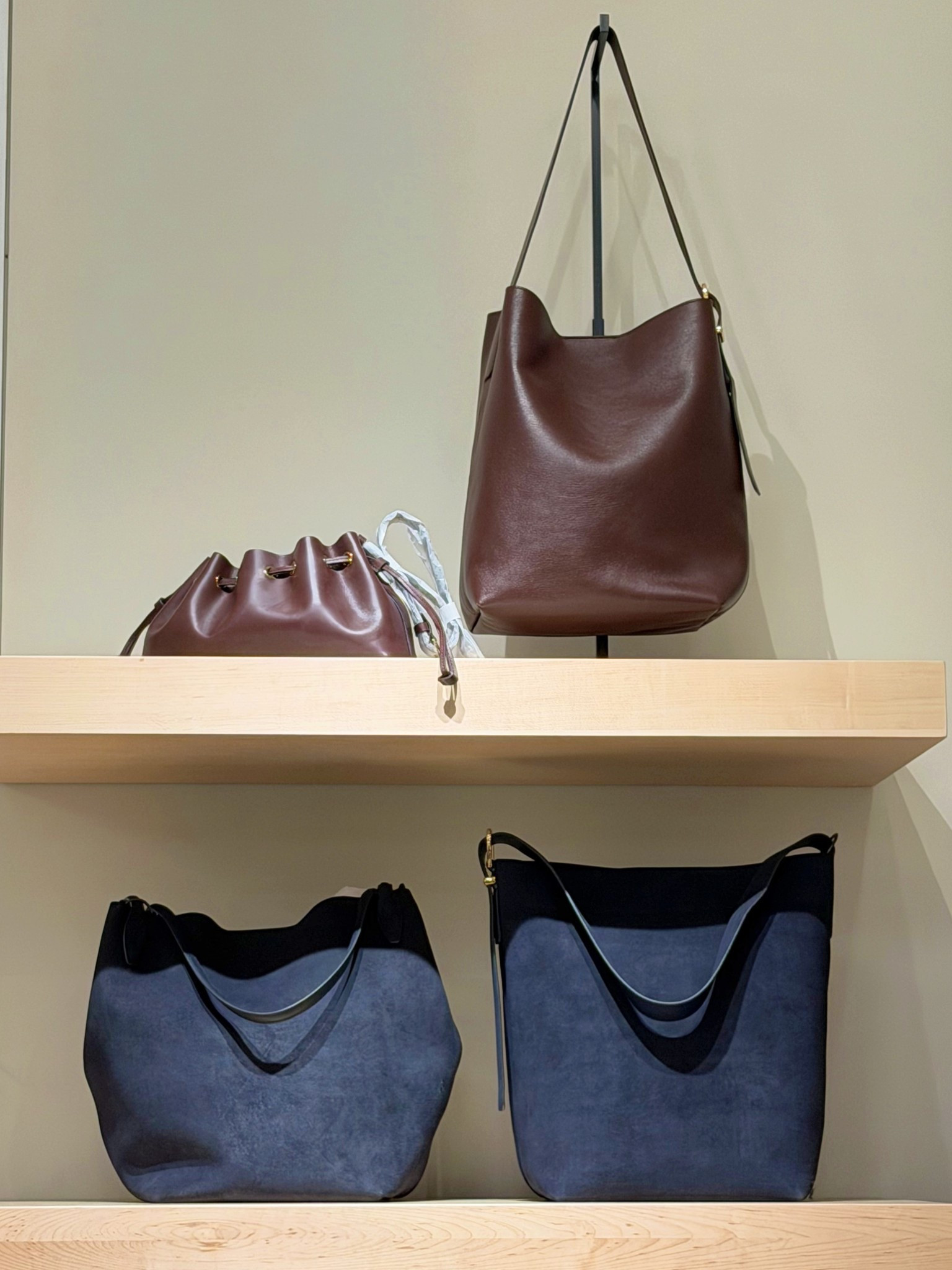Madewell Sale on bags and accessories! EXTRA 40% off sale items with code EXTRAEXTRA. The gorgeous leather drawstring clutch and navy suede bucket bag are both included in the sale! Lots of other beautiful bags and accessories also on sale!

So many beautiful bags for fall and winter outfits, everyday wear and workwear outfits. The colors are absolutely gorgeous and the bucket bag style is such a spacious bag that will definitely hold all of your daily essentials! Grab these while they’re on major sale! 

#LTKTravel #LTKSaleAlert #LTKWorkwear