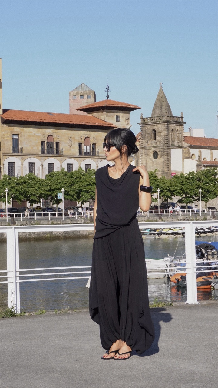 Probably the most perfect jumpsuit I’ve ever had. Just switch up the accessories to go from a beach day to a summer dinner. 

#TotalBlack #SummerOutfits #GetReadyWithMe #EstiloMinimalista