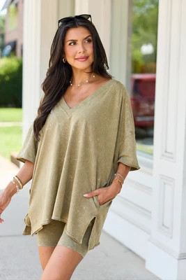 Britton Olive Reversible Tee DOORBUSTER | Pink Lily