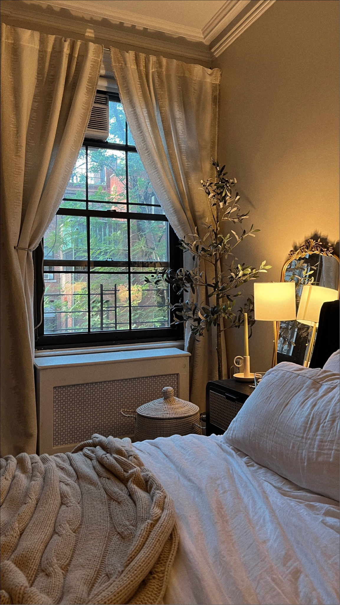 cozy apartment bedroom @savvyjanine