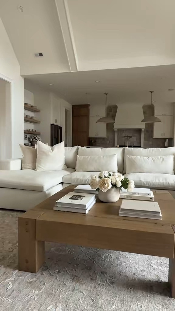Oak coffee table is the stuff dreams are made of 😍 #livingroom #coffeetable #interiordesign #homedecor #oak