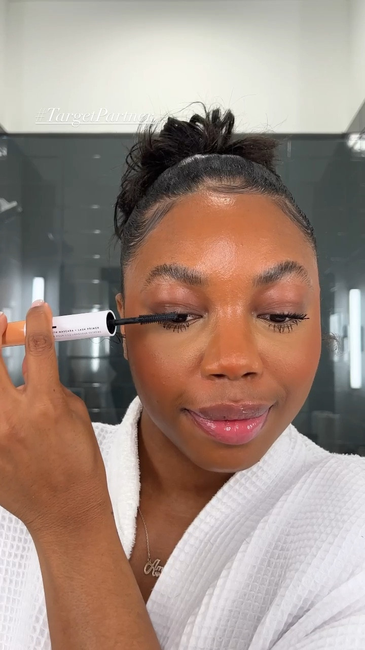 #Ad For an everyday mascara, I’m loving @honest_beauty’s Extreme Length 2-in-1 Mascara. I’ve never used a lash primer before and I use about 2-3 coats for a bold look. 

To remove my mascara and full face of makeup, Honest Beauty’s gentle, plant-based and hypoallergenic formula easily dissolves everything in just a few swipes.

#cleanbeauty #targetbeauty #Honestambassador #Target #TargetPartner #targetstyle


#LTKbeauty #LTKVideo