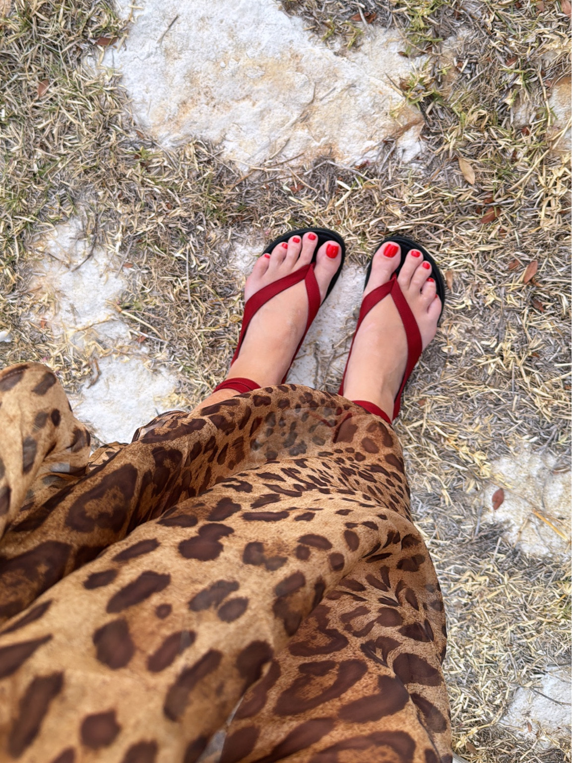 Love this combo. Wearing The Row sandals but linked similar ❤️