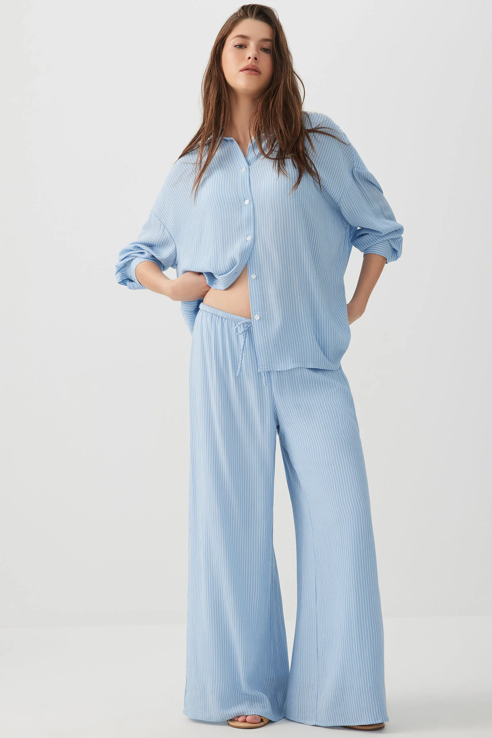Crinkled Mid Rise Flowy Pants | Ardene