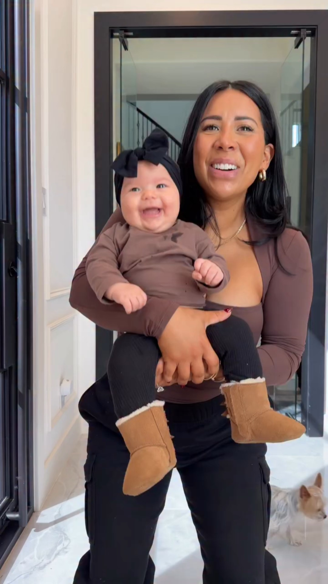 The perfect “not so basic” basic top! So versatile, buttery soft and double lined 👏 @qinsen_official 

Comment “shop” to get outfit links sent to your DM🫶🏼

#outfitinspo #ootd #mom #simpleoutfit #mommyandme