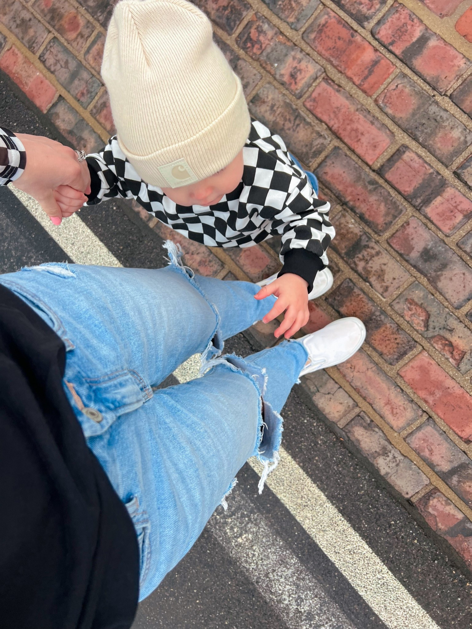 Racing, race day outfit, nascar, indycar, Indianapolis 500 outfit, festival outfit, casual mom outfit, summer outfit, spring outfit, racing outfit, checkered, ripped jeans outfit