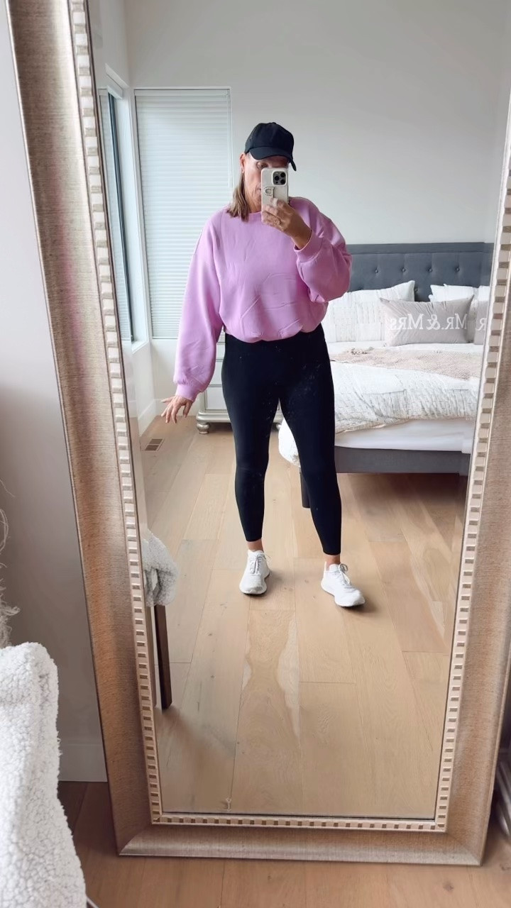 Old Navy Activewear 

Love this bubble hem sweatshirt, a great fall staple

#LTKootd #LTKSeasonal #LTKActive