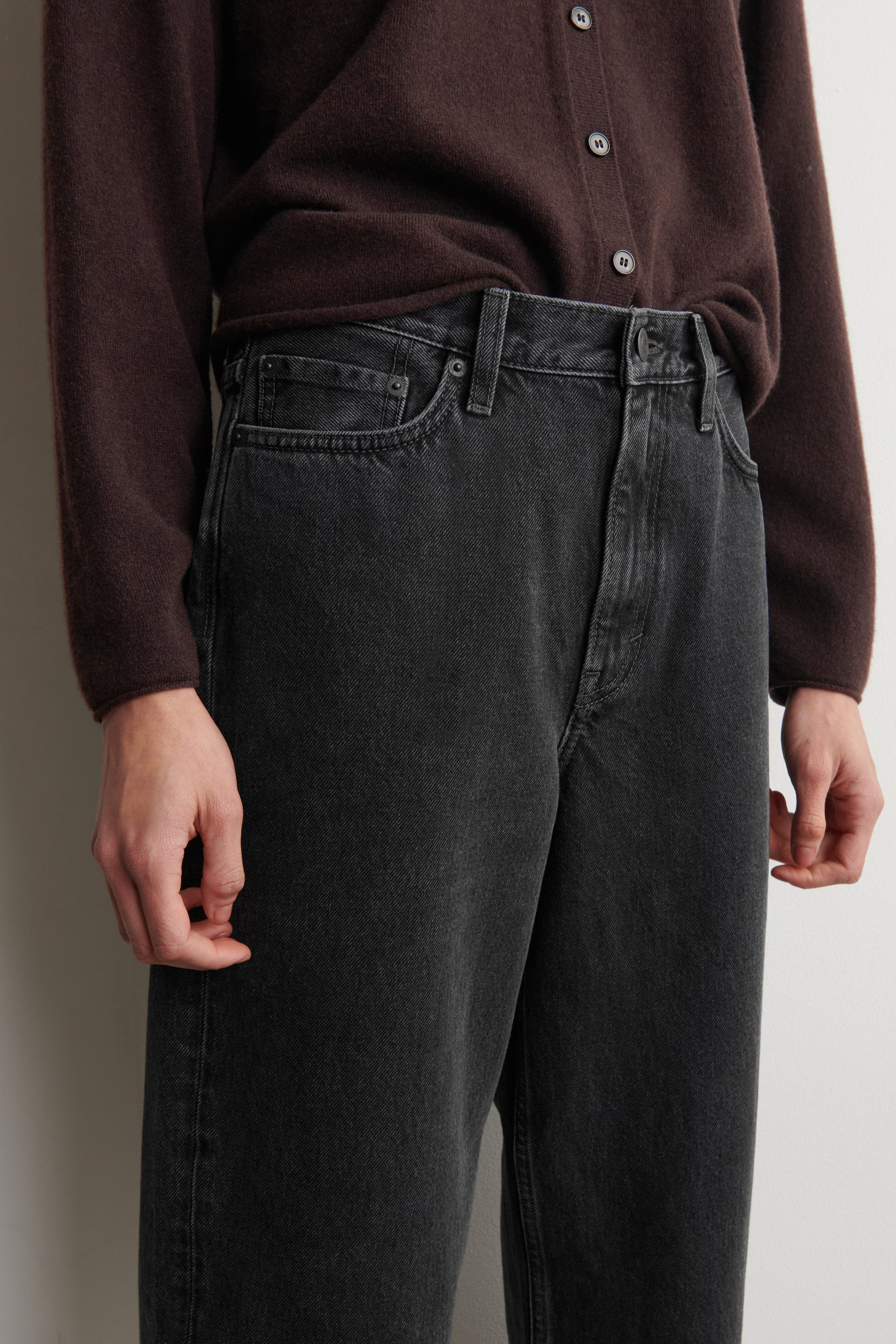 ARCH TAPERED JEANS - BLACK | COS LU | COS (EU)