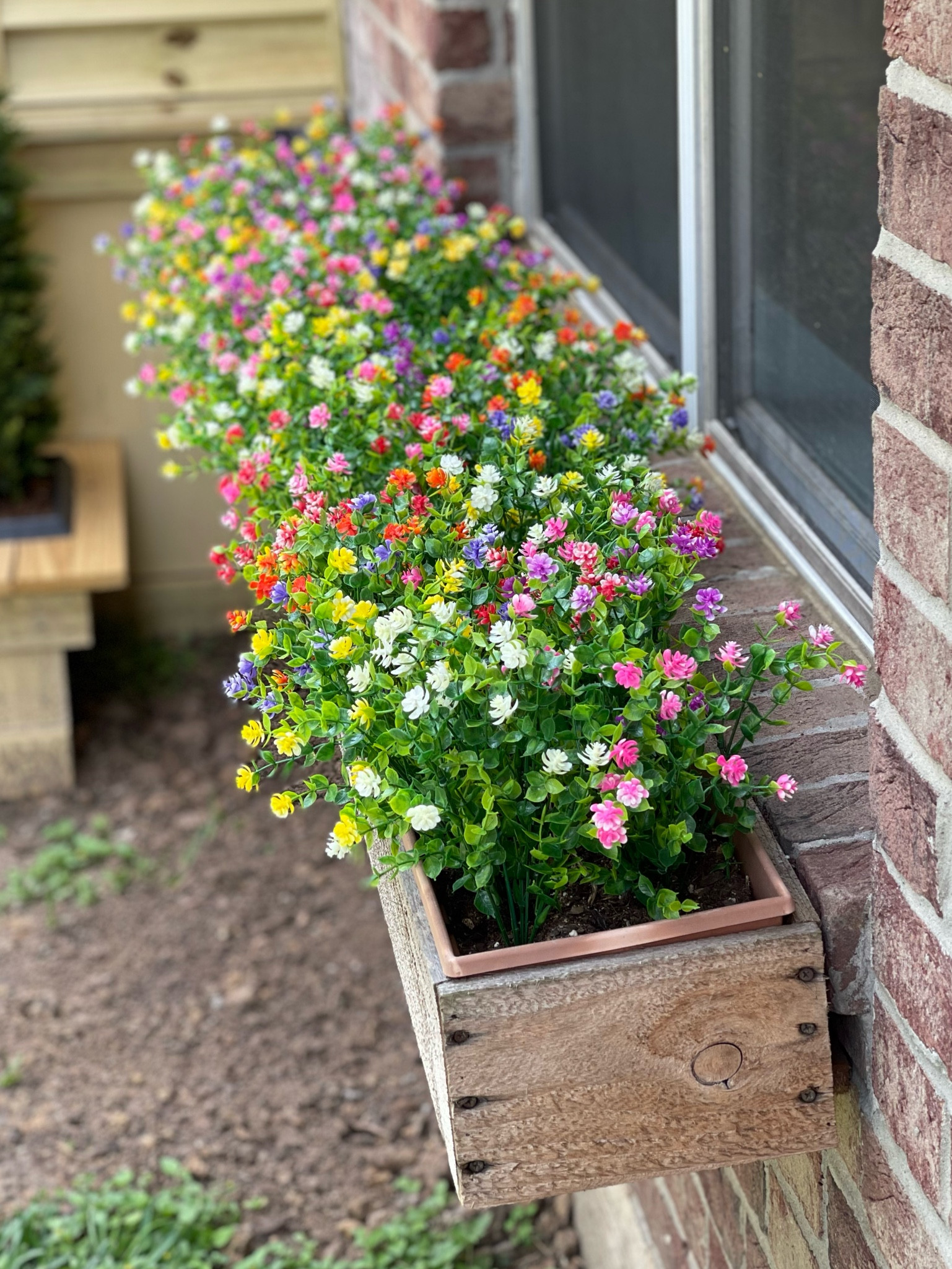 My obsession with outdoor faux florals is real. 😂 They’re so pretty and convenient! #outdoorstyling #fauxflorals