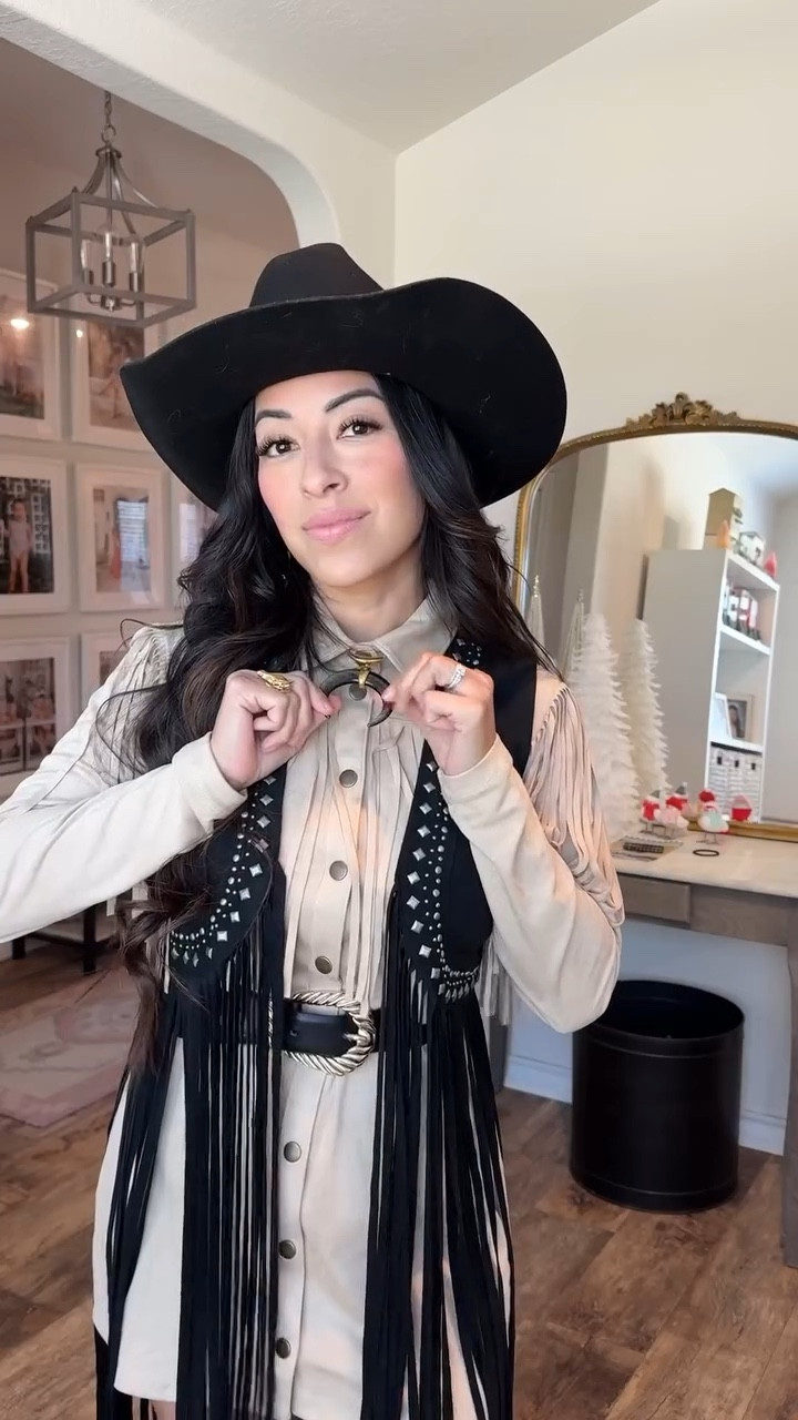 ✨NFR OUTFIT INSPO | Day 1 OF 7✨
We’re in the final countdown to the NFR, y’all! 🤠 I’ll be there the second week from Dec 9th-14th, and I am BEYOND excited for my very first NFR adventure! 🎉 Who else is going to join in on all the fun?! Let’s hear it! 🐂💃

Dress + Fringe Vest : @idyllwind 
Jewelry: @yellowrosebykendrascott 
Boots: @lane.official 
Hat: @gigipip 

#westernstyle #westernwear #westernfashion #westernlifestyle #texasfashion #nfrfashion #nfrstyle #cowgirlstyle #rodeofashion #westernstyle #cowboyboots #countryfashion #westernoutfit #thehatswewear #inmylanes