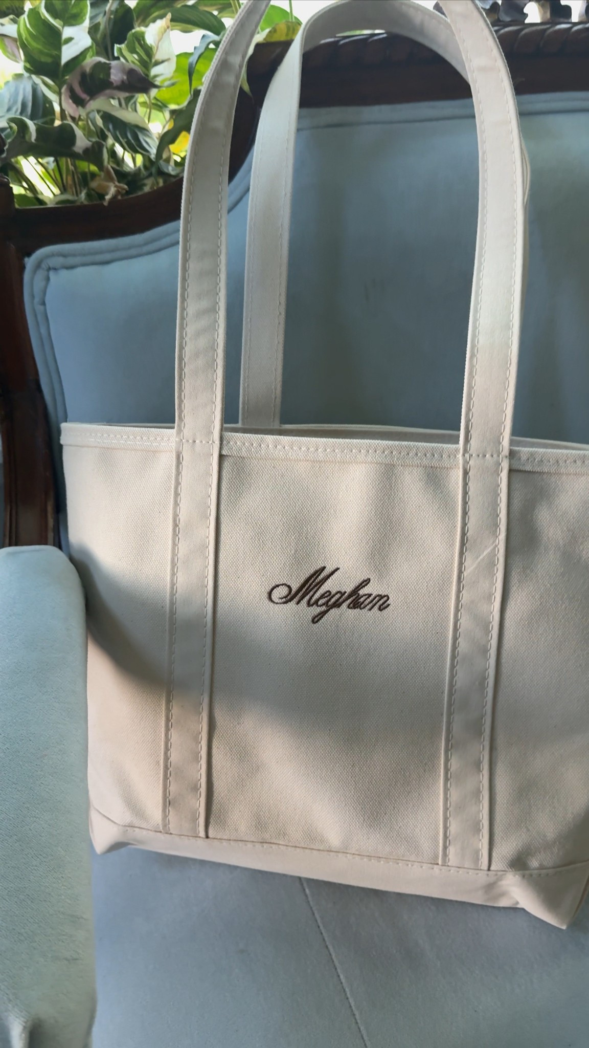 Size medium thin script in burlap... long straps in natural 

#LTKSeasonal #LTKGiftGuide #LTKFindsUnder100