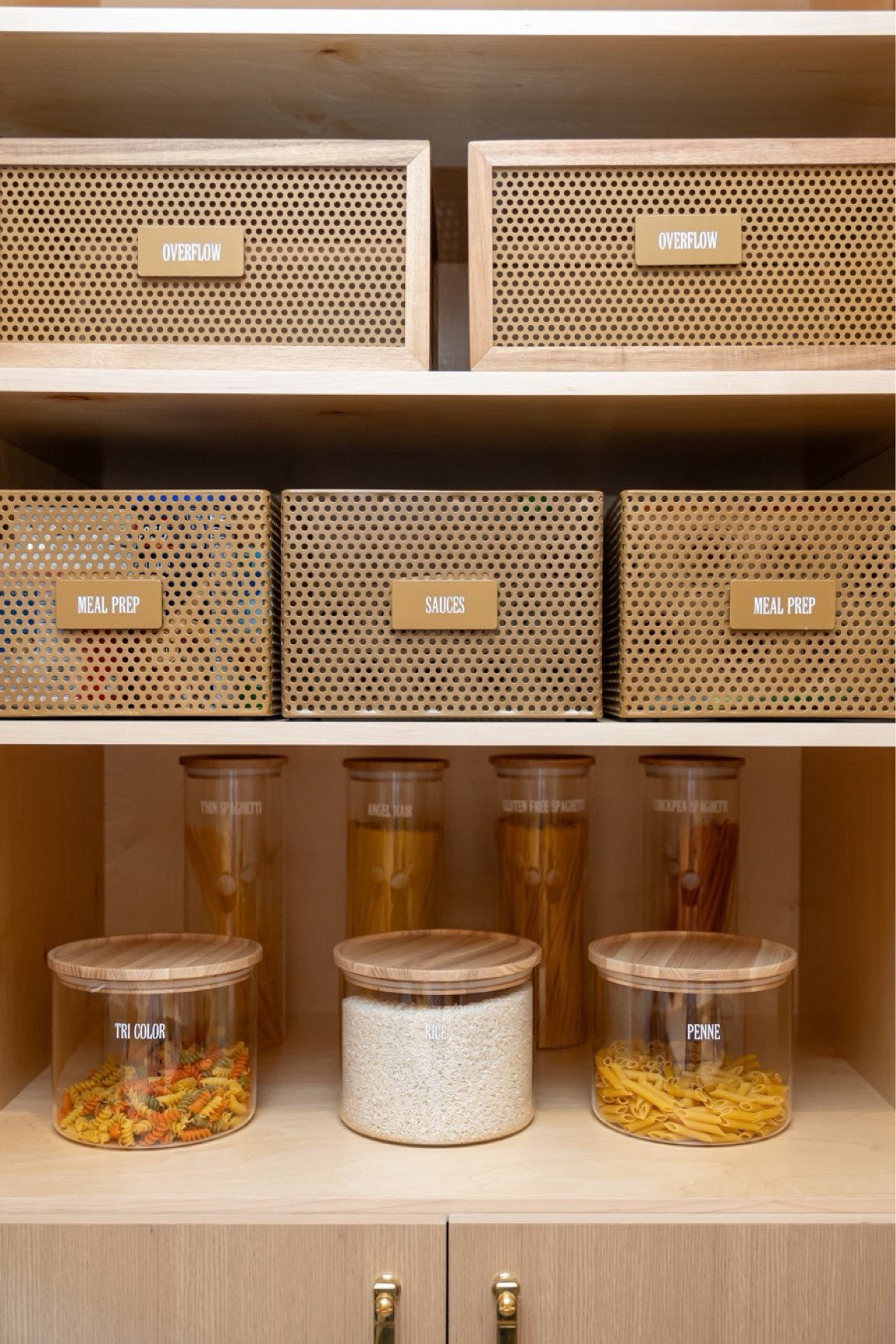 Love the classics? We do too. We have a full-time team dedicated to sourcing the best products for each client. And we are so thankful for brands we love like @williamssonoma that have elevated solutions to match our vision! 
Project: #theGSRadiantRidge (Coming soon!) 
📷: @reganmortonphotography 

#pantryorganization #williamssonoma #luxuryhomes #pantrygoals #neatmethod #curatedhome #homegoals #interiordesign

#LTKFamily #LTKFindsUnder50 #LTKHome