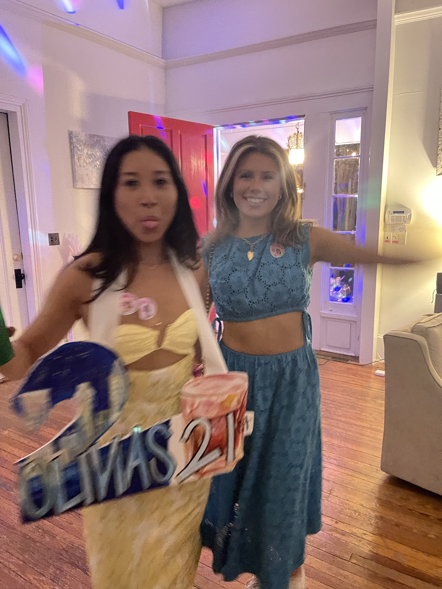 UGH LOVED THIS SET!!! It’s Tanya Taylor from RTR and I miss it everyday🩵🥲 always love dressing up in Athens 🐾 paired it w a black purse for some contrast