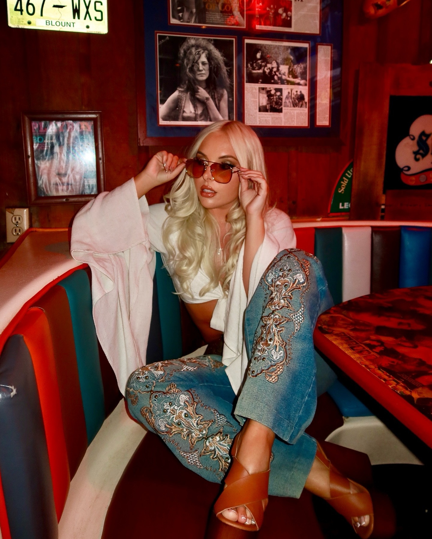 70s inspired look! Small top and jeans are thrifted 🤍