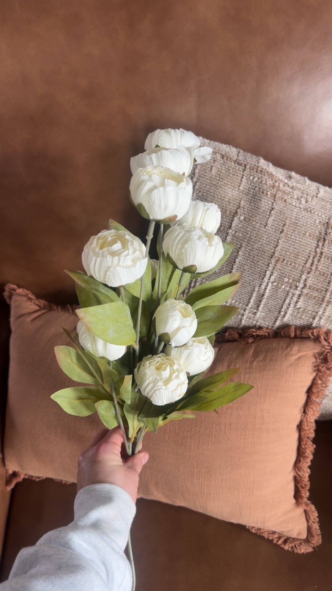 simple home refresh 🤍

these are the exact stems i used

they look high end but are super affordable and easy to style 🙌🏼

linked on my LTK ✨

#LTKSeasonal #LTKmomlife #LTKHome