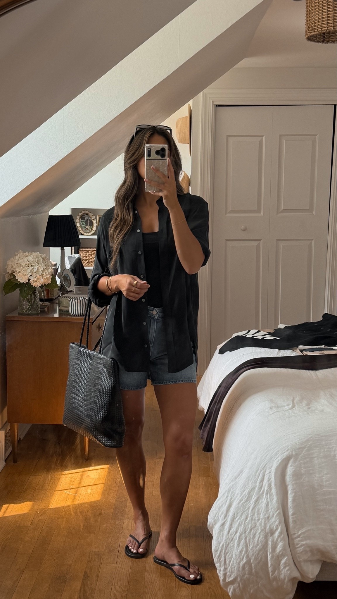 Easy fall transition outfit! A classic black @jcrew button-up (the perfect shirt), denim shorts, a simple black belt and flip flops and an oversized black bag! Easy, timeless and still works for those warmer fall days.
Sizing:
Top: M
Shorts: 26
Tank: S