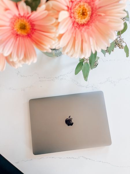 The MacBook Air with Apple M1 Chip is now available at @Walmart for $699! WHAT! This 13-inch MacBook Air is incredibly thin and lightweight, perfect for when I’m traveling and on the go. It delivers awesome performance and up to 18 hours of battery life. And it has a beautiful Retina display that you would expect from an Apple product. Whether I’m working or catching up with family and friends, this is truly an amazing laptop at an incredible price. 

#walmartpartner 
