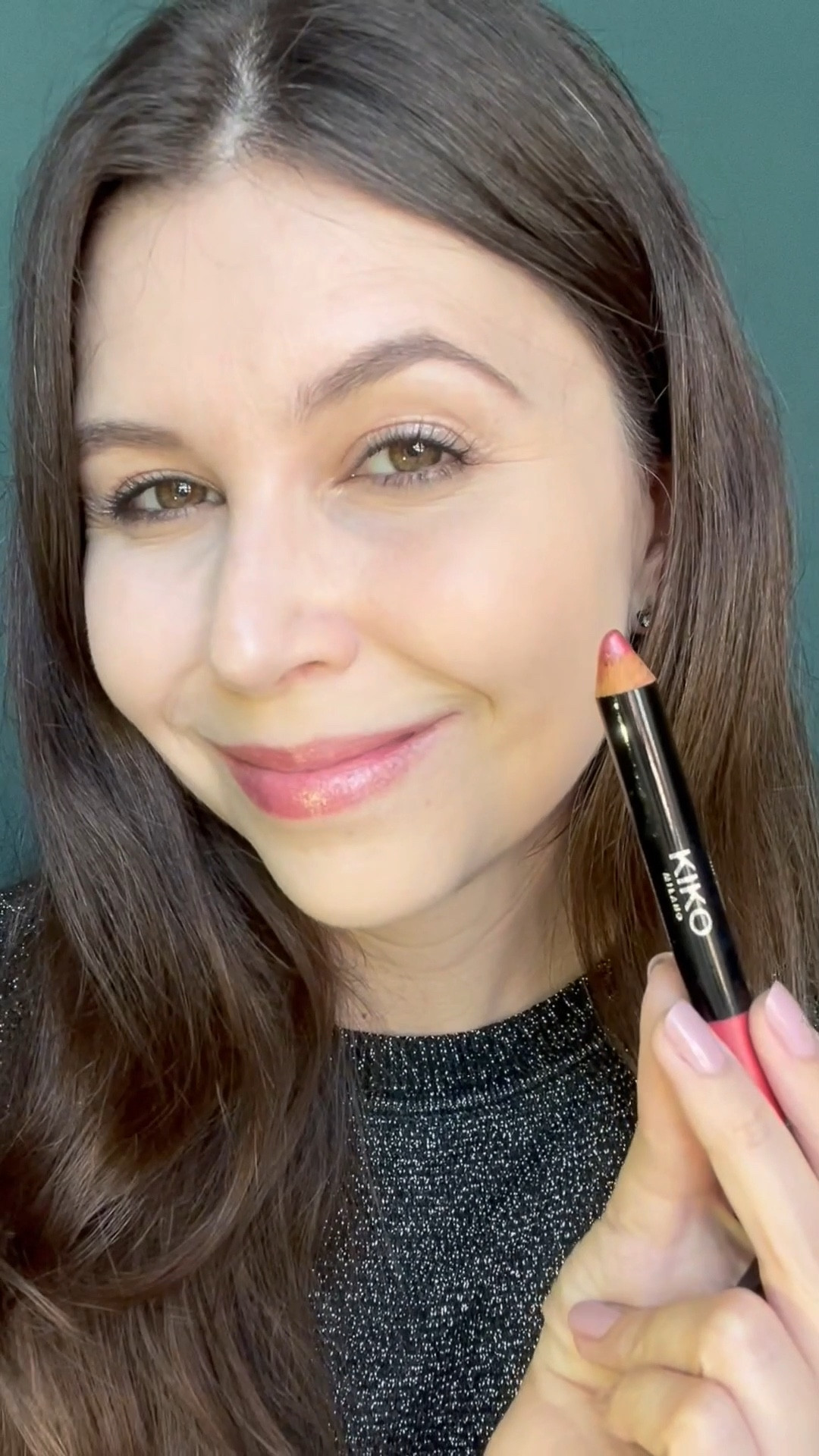 💄 Um Lápis Batom pra chamar de seu!

Esse é o Lápis Batom Smart Fusion cor 05 da Kiko Milano! Ele possui uma cobertura de leve a média, tem um acabamento luminoso e um brilho bem sofisticado. 

A textura dele é muito gostosa e confortável, desliza facilmente nos lábios e lembra um gloss bem fininho. Esse lápis batom é perfeito para você carregar na bolsa e retocar os lábios de forma pratica e rápida sempre que desejar!

#kikomilano 

#LTKbrasil #LTKbeleza