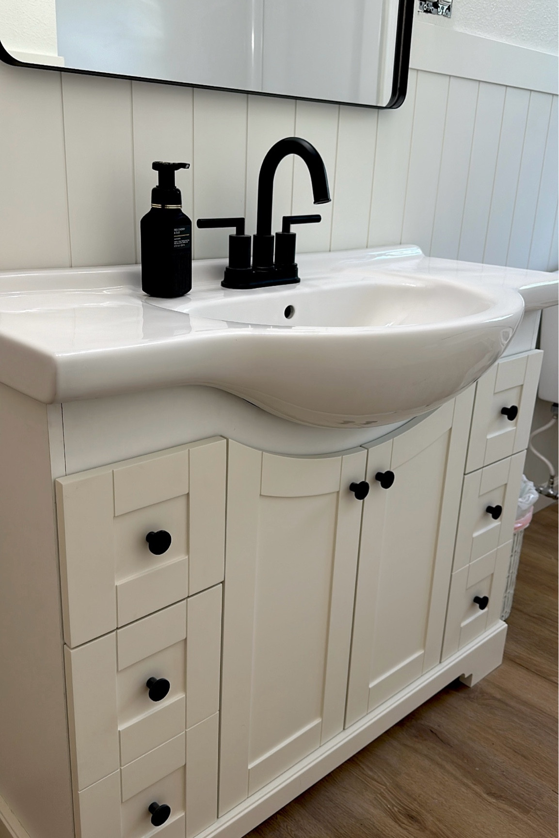guest bathroom 🖤

Vanity & faucet from Menards