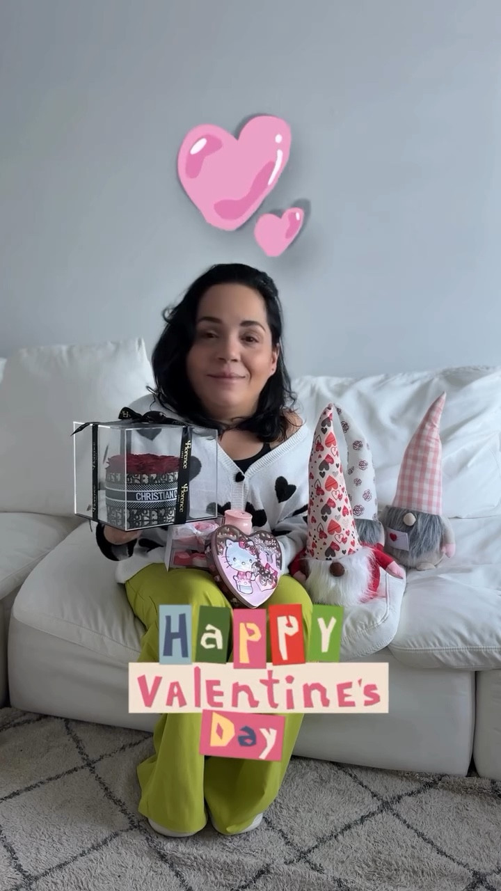 ✨ Feliz Día del Amor y la Amistad ✨

Hoy no solo celebremos el amor romántico, sino el amor más importante: el que sentimos por nosotras mismas. ❤️

A todas mis seguidoras maravillosas:
🌹 Que te mires al espejo y veas lo increíble que eres.
💖 Que te des permiso de soñar en grande y trabajar por ello.
🌟 Que te rodees de personas que sumen, que te impulsen y que brillen contigo.

El amor propio es el inicio de todo. Así que hoy, regálate un momento para agradecer, mimarte y recordar que mereces todo lo bueno que el universo tiene para ti.

¡Las quiero y las celebro hoy y siempre! 💕 Cuéntame, ¿cómo te consentirás hoy? 👇🏼✨

#SanValentín #AmorPropio #mereceslomejor #mentalidad #productosdigitales #mrr