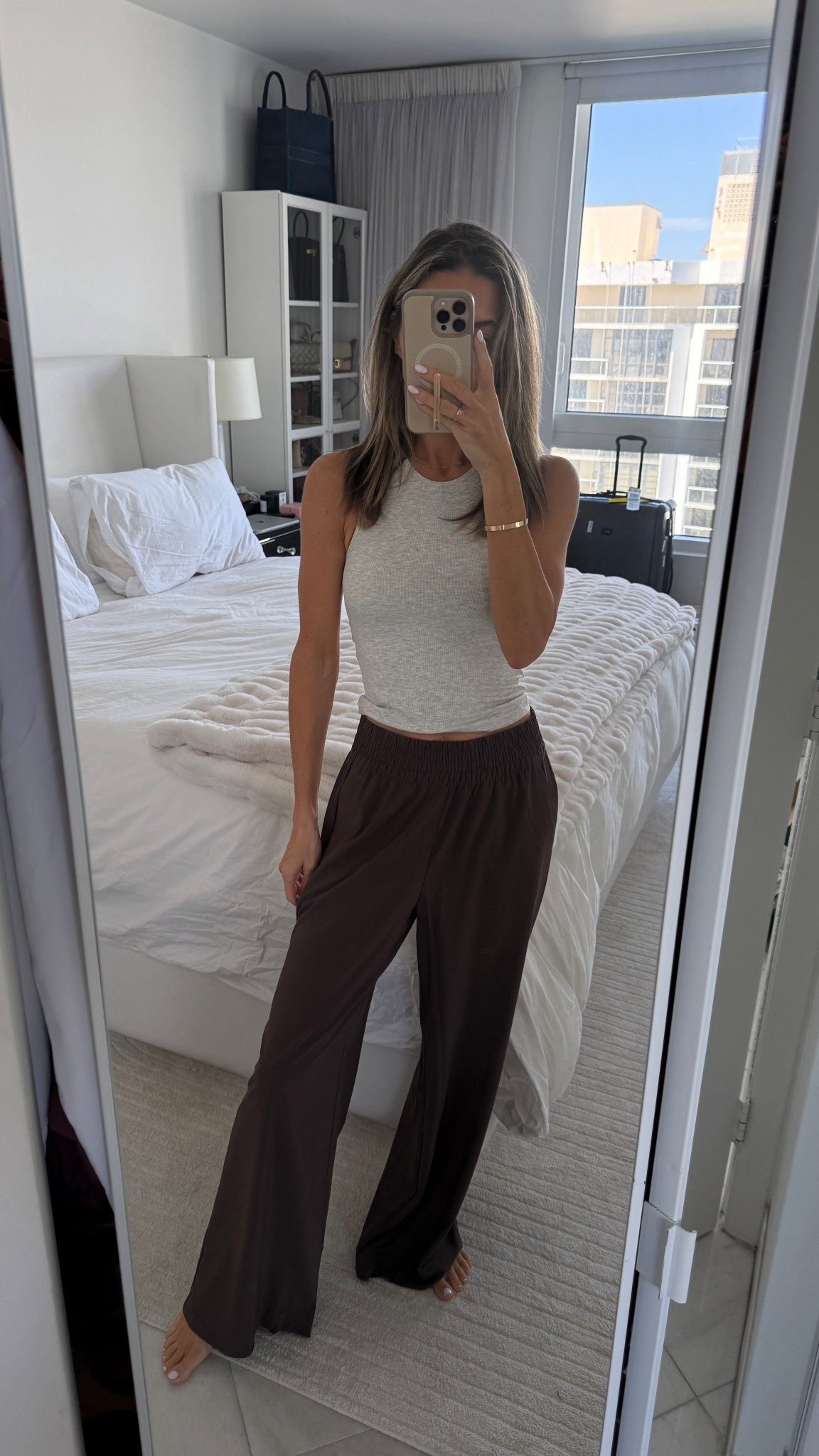 These pants from Vuori are my fave for summer—they’re lightweight and wrinkle-resistant which is so great for traveling. Also come in different lengths. I’m wearing a small and the color Java. @vuoriclothing #vuoripartner

#LTKootd