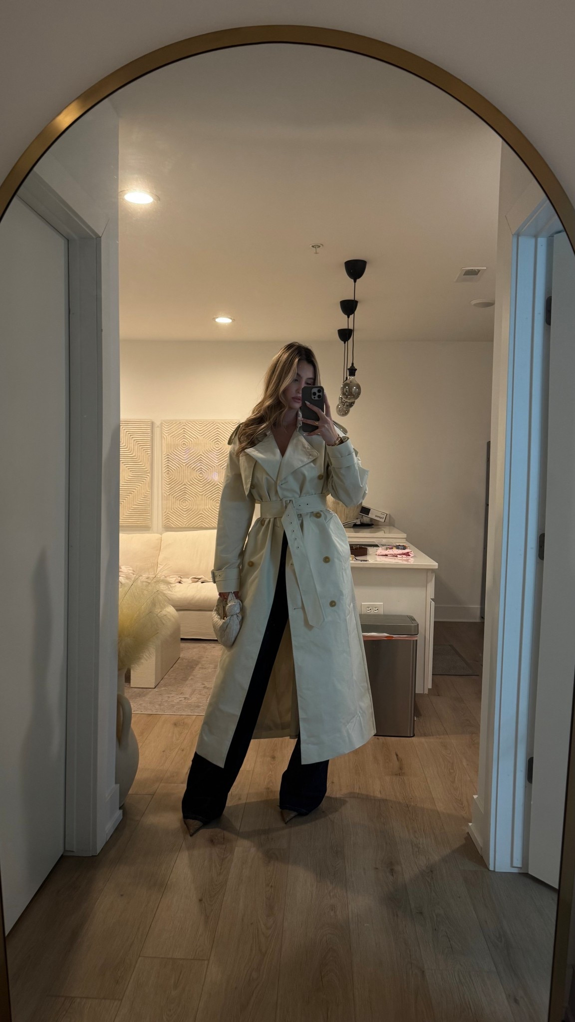 Trench coat, baggy jeans and pointed toe heels