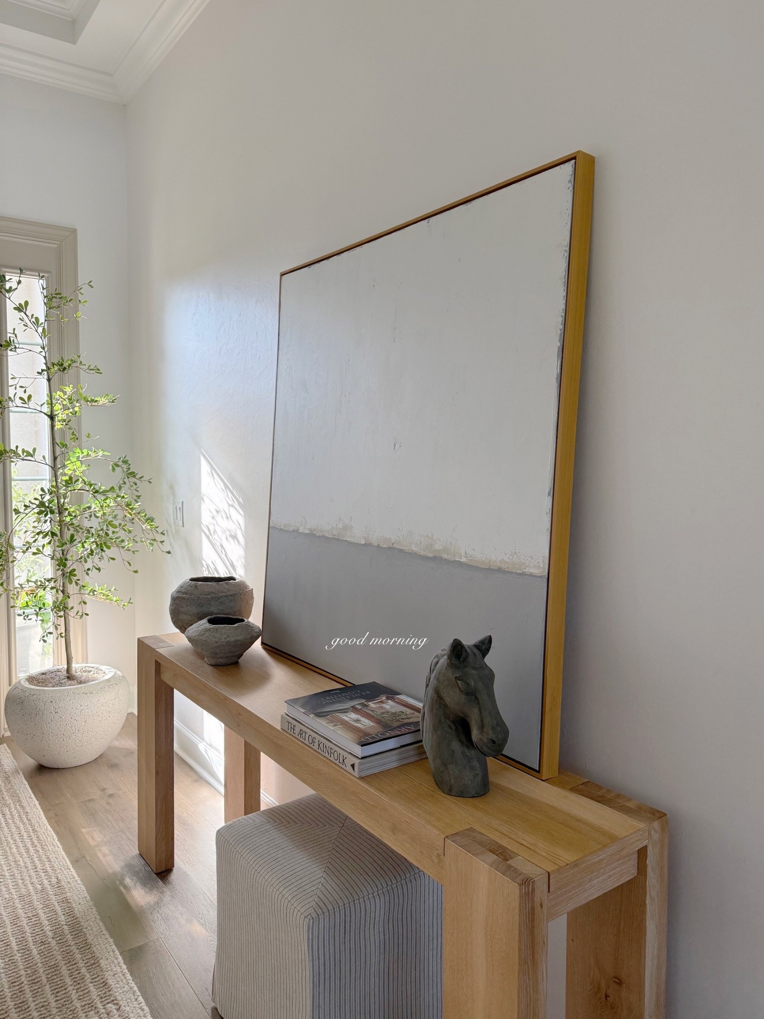 Good morning 



#entryway #entrywaydecor #consoletablestyling #homedecorbooks #artwork #decorativebowls #olivetree