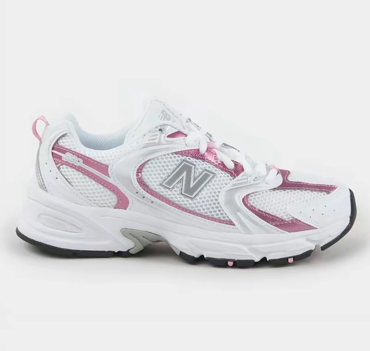 New Balance 530 🤍
These running shoes are everywhere right now—and for good reason. So many great reviews, super comfy, and perfect for fitness girlies or anyone who lives in athleisure. 20% off on selected colors. Comes in 11 colors to choose from. 