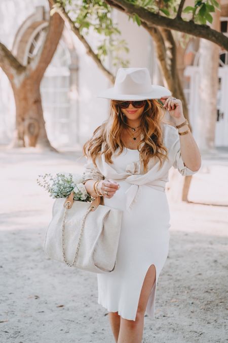 Guten Morgen 🤍 Ich habe so unglaublich viele helle Kleidungsstücke im Schrank die sich so gut zusammen kombinieren lassen…das weiße Kleid ist zwar neu, aber der Hut und die Leinenbluse sind schon recht alt. Zusammen kombiniert sieht der Look lässig und schick aus. Wie gefällt euch das Outfit? 

#LTKbump #LTKtravel #LTKstyletip