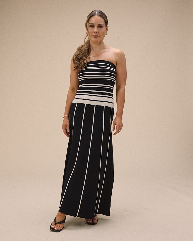 This black bandeau dress is one of those rare pieces that just hugs you in all the right places without feeling restrictive at all.

And yep, it’s on sale right now.

#LTKuk #LTKspring #LTKsale