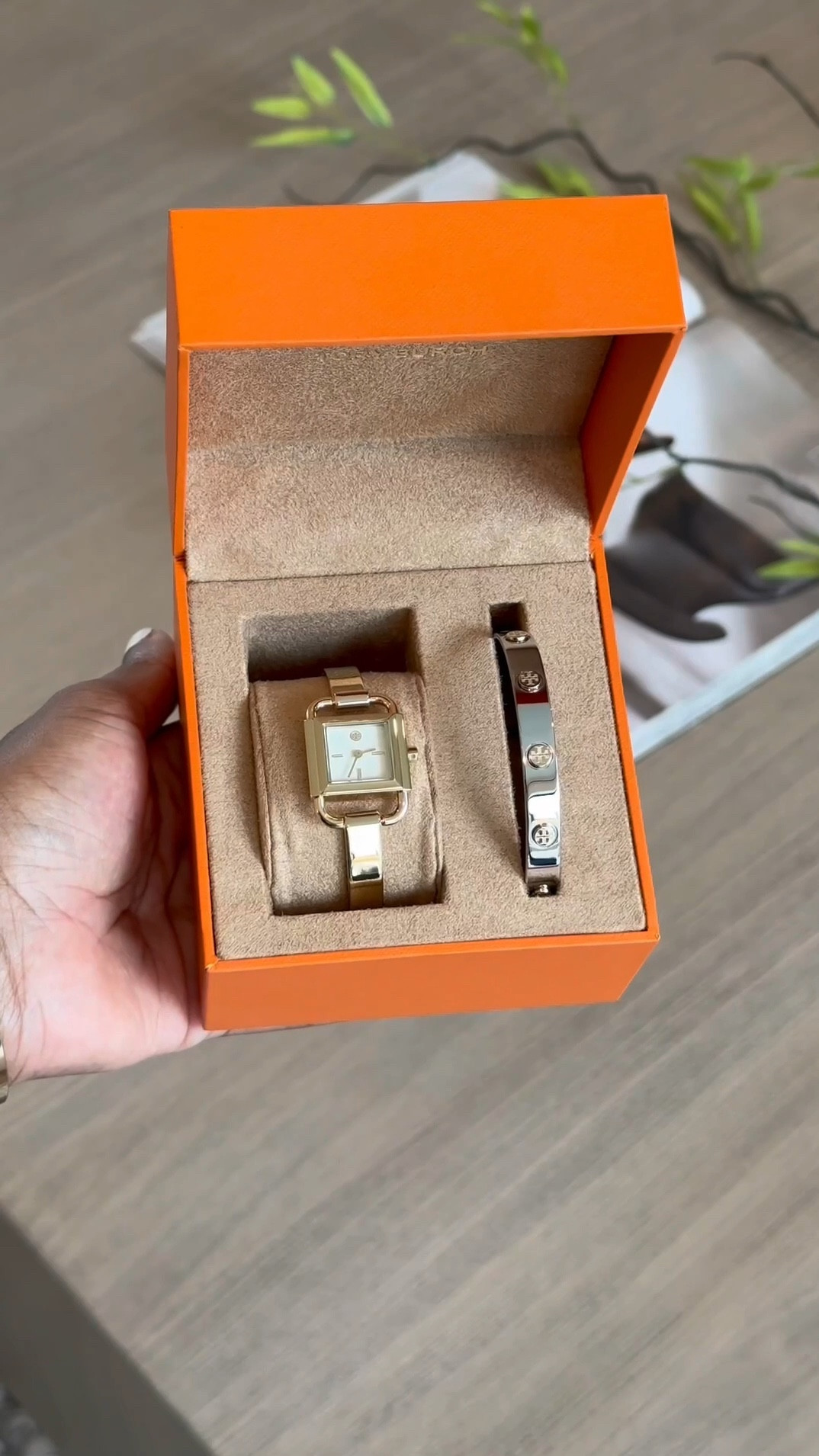 👜  
Hey friends! I just scored some great finds from @Walmart and I'm excited to share them with you! 🤎 I'm a big fan of Tory Burch, and I picked up some gorgeous accessories - sunglasses, a bracelet, and a watch set! 🥳 I also discovered some lovely dresses that are perfect for expecting mamas like me - bump-friendly and stylish! 🥰 

I've added these below! 

 #walmartfashion  #walmart @walmart @shop.ltk @walmartfashion 

https://liketk.it/4MkJO

#LTKStyleTip #LTKVideo