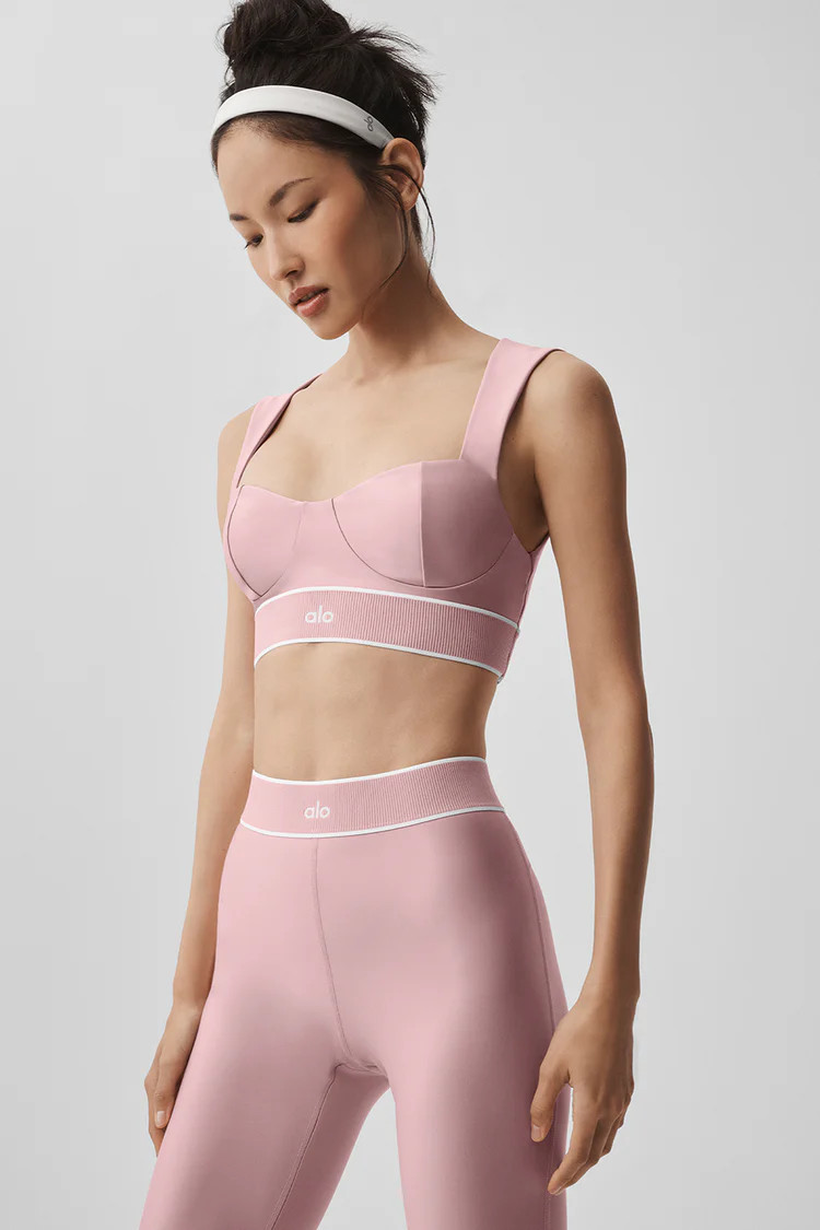 Model is 5'9.5” wearing SModel is 5'9.5” wearing SWearing Size SmallModel is 5'9.5”, with a... | Alo Yoga (US)