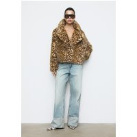 Stradivarius Leopard print faux fur double-breasted jacket Beige L | Stradivarius (UK)