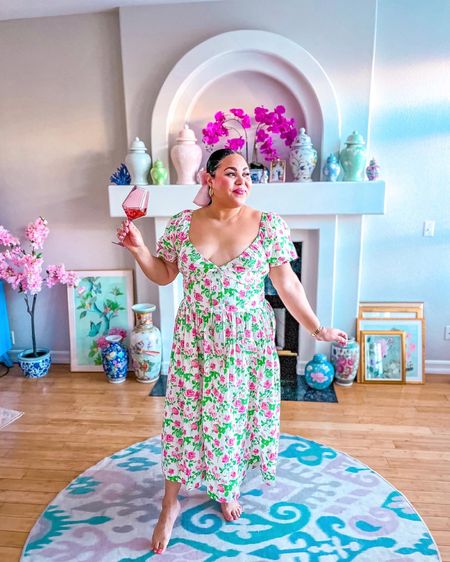 The perfect dress for every occasion! Wearing the Ophelia Nap  Dress in Pink Roses in a size XL, although I’d prefer a L! #grandmillennial #napdress #floraldress #floralmididress