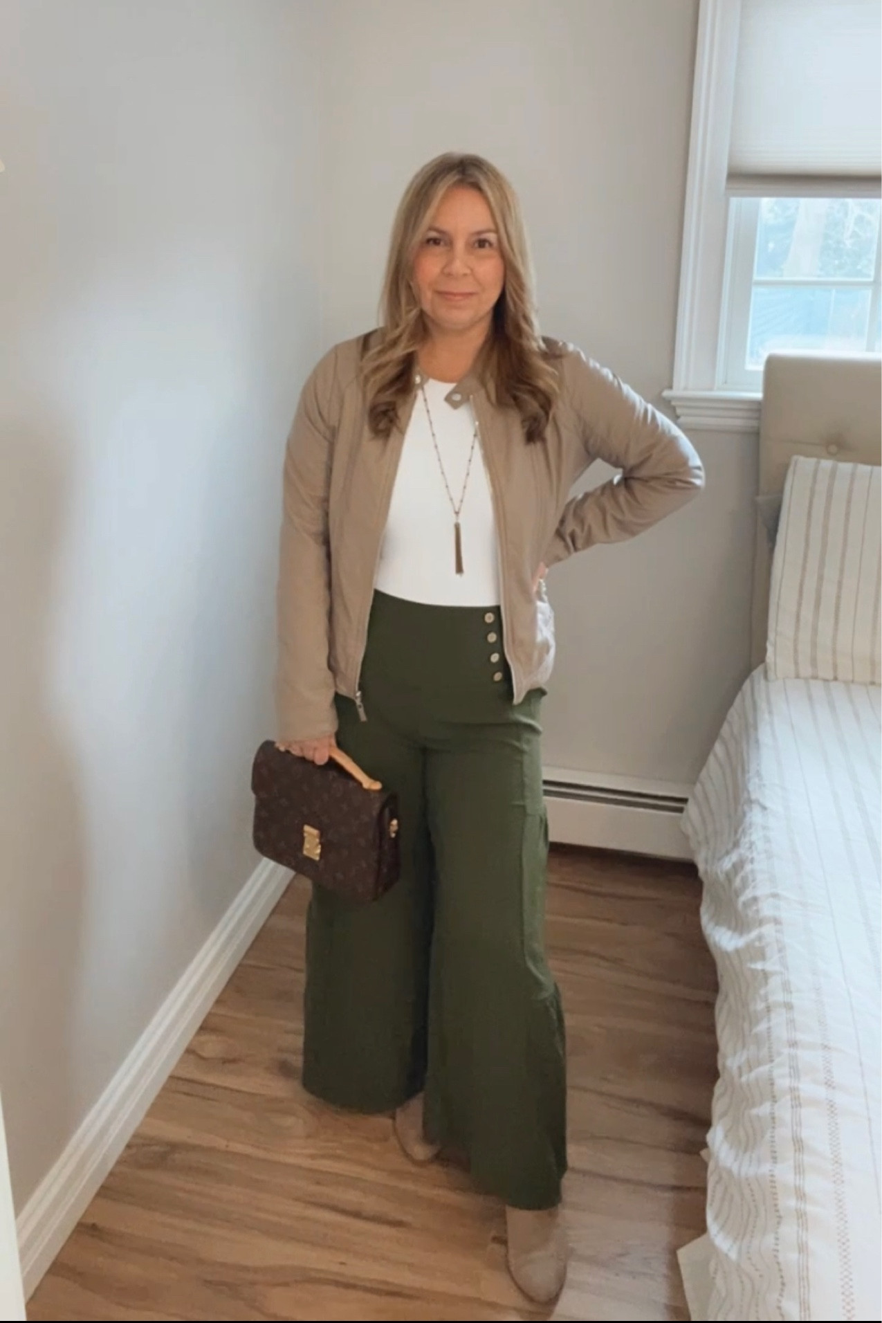 Work outfit! Wearing a medium in palazzo pants which are on seal use code: 25WICIJS and 10% coupon. Large in the bodysuit










Midsize fashion, mom style, workwear, Amazon fashion, springbteak

#LTKFind #LTKsalealert #LTKworkwear